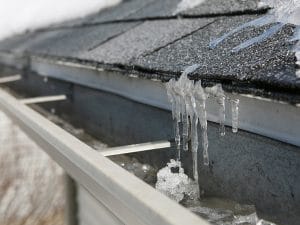 Waterschade door een daklekkage: IJsvorming aan de dakrand.